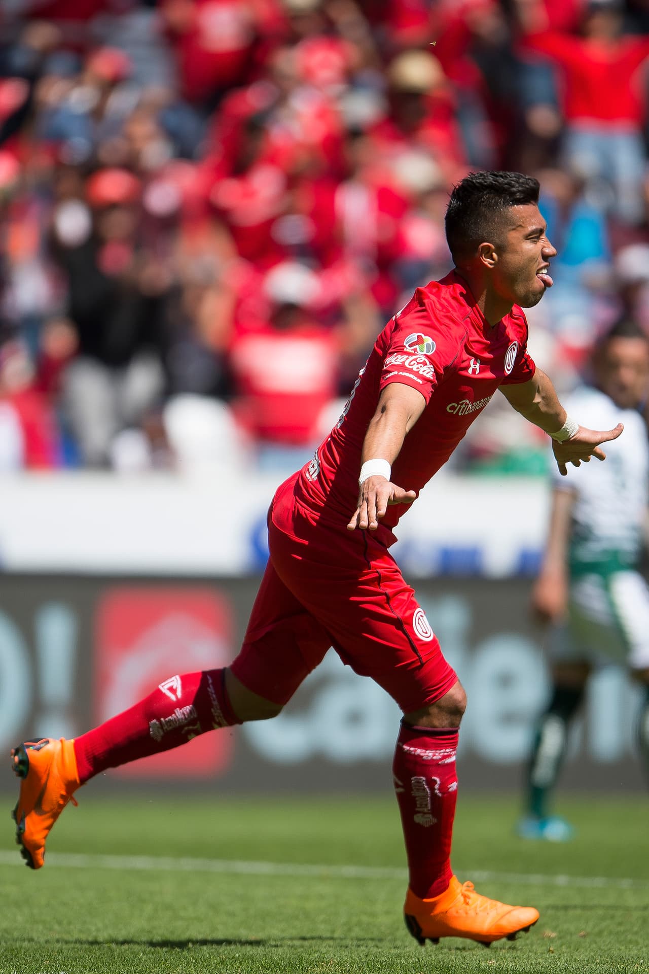 ¡Fernando Uribe salió inspirado! Un par de remates de cabeza suyos le dieron la victoria y los tres puntos al Toluca.