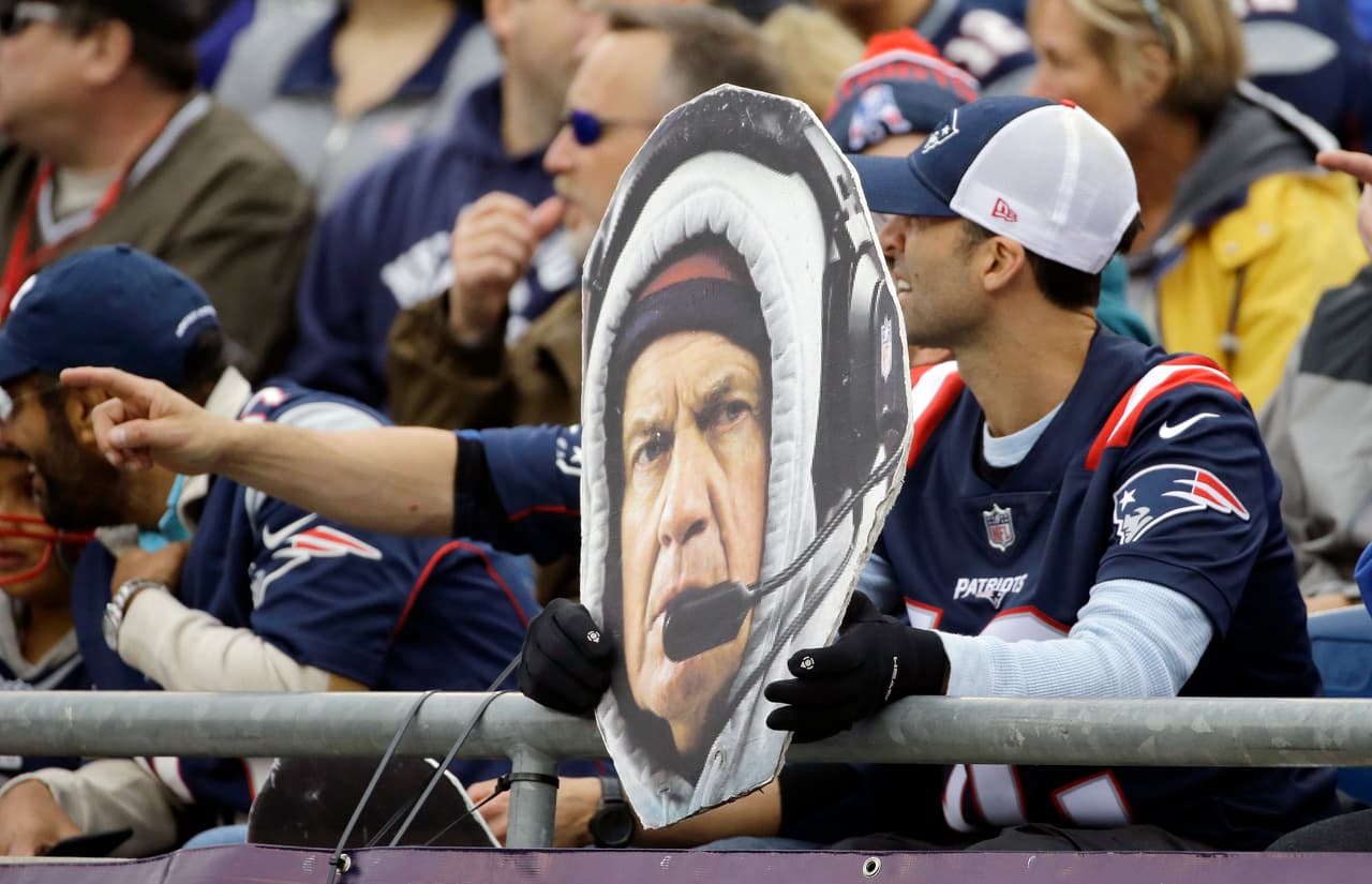 Los outfits, los gritos, las porras, carteles y autógrafos, todo lo que un fan NFL lleva a los partidos.