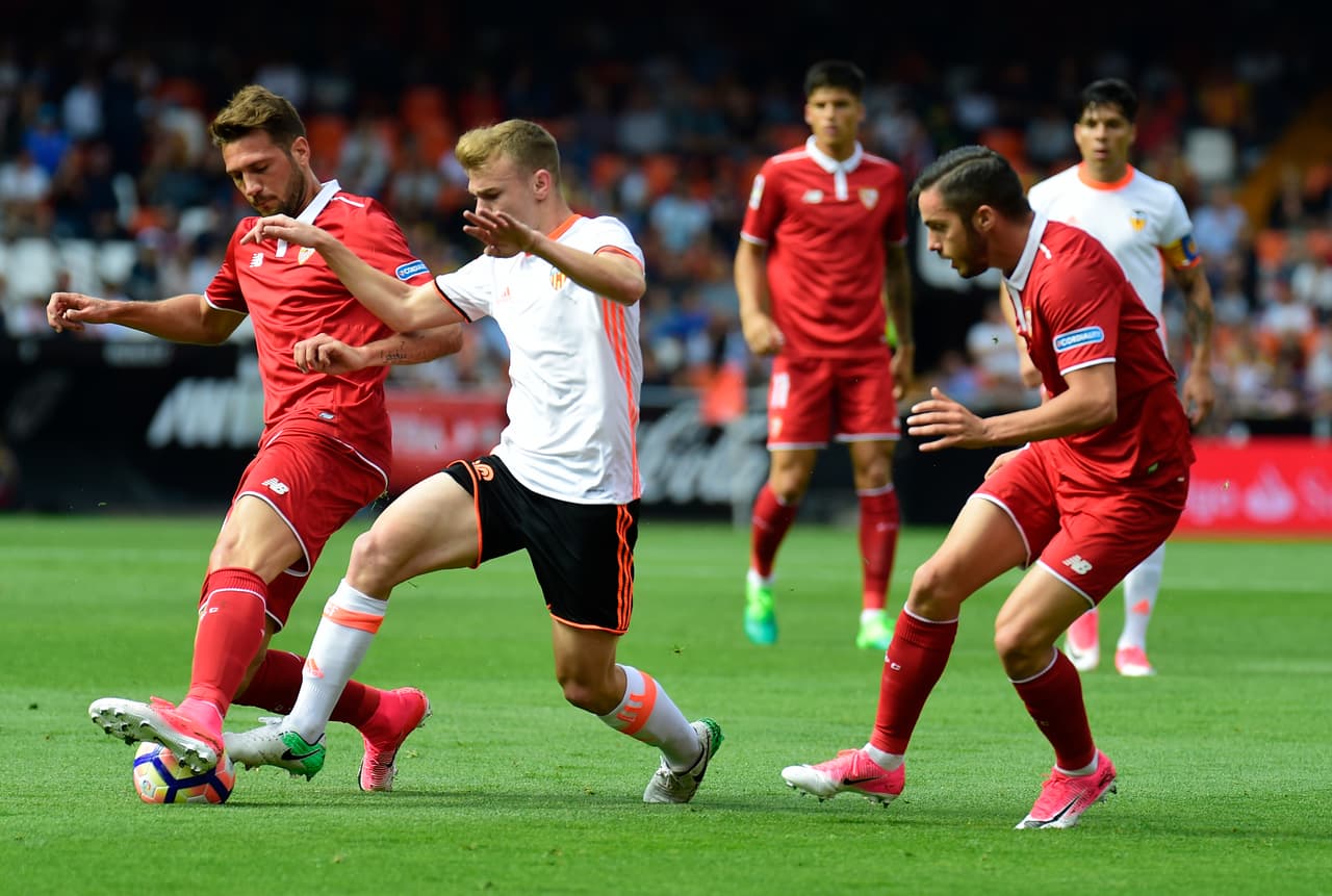 <b>15. Antonio Latorre - Defensa - 19 años </b>(España / Valencia C.F.)