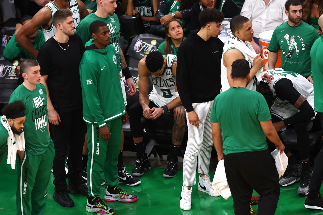 Los Golden State Warriors, encabezados por Steph Curry, apabullaron a los Boston Celtics en el Juego 6 de las Finales de NBA para conseguir el séptimo anillo en la historia de la franquicia y el cuarto en la era Steve Kerr.