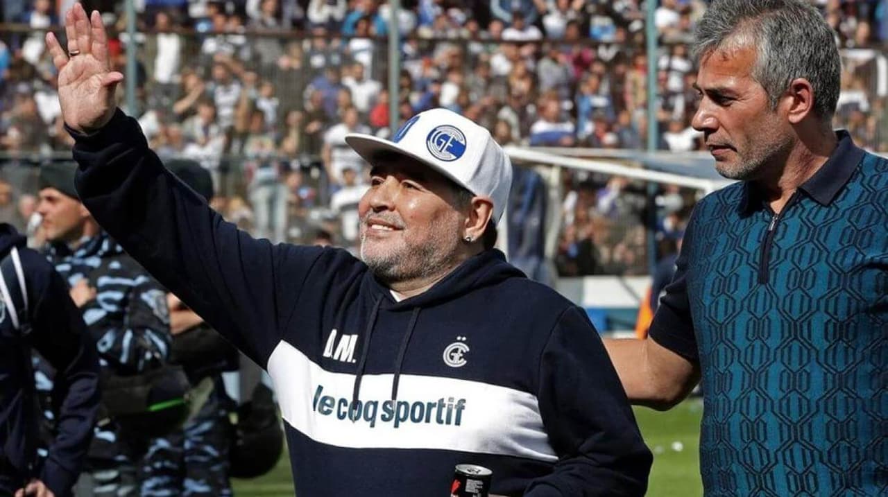 ¡Se queda! Diego Maradona seguirá como DT de Gimnasia