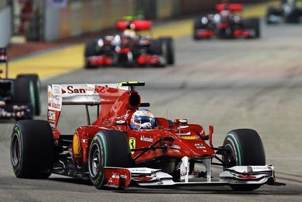 Después de su parada a 'pits', Alonso se mantuvo en primer puesto hasta cruzar la meta.