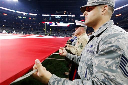 Como cada año la NFL honró al Ejército de los Estados Unidos de América en varios estadios, aquí las mejores imágenes.