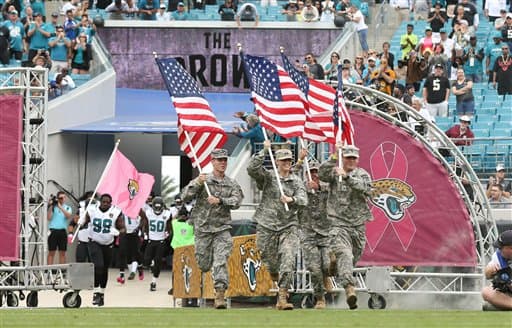Como cada año la NFL honró al Ejército de los Estados Unidos de América en varios estadios, aquí las mejores imágenes.