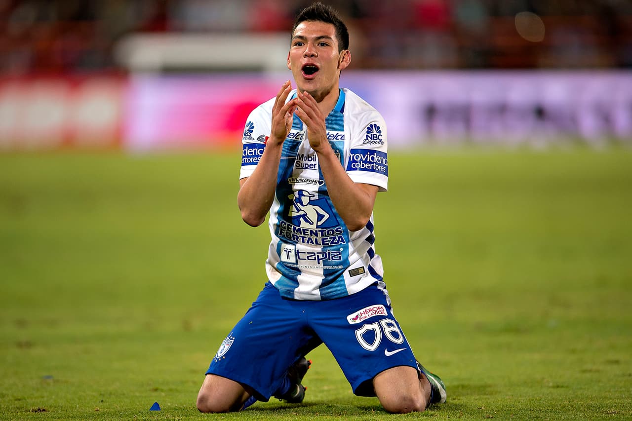 Pese a ser un jugador muy golpeado Hirving Lozano también sabe dar patadas y también es de los futbolistas que les hace comentarios fuertes a los árbitros de forma continua y subidos de nivel.