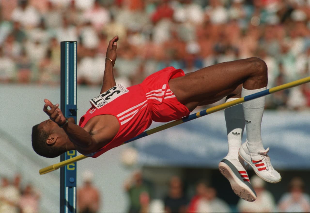 Otro récord mundial de Sotomayor es el de salto alto bajo techo con 2,43, obtenido en Budapest, Hungría el 4 de marzo de 1989.