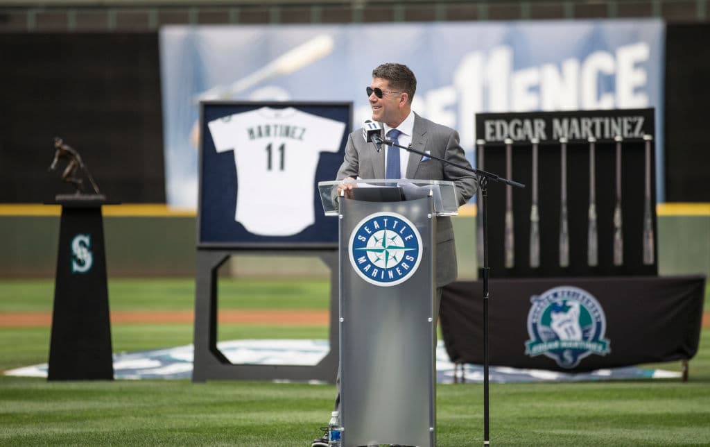 Edgar es uno de 10 jugadores en la historia de las Mayores con 300 o más jonrones, 500 o más dobletes, y mil o más pasaportes con más de .300 de promedio. CInco veces ganó el bate de plata.