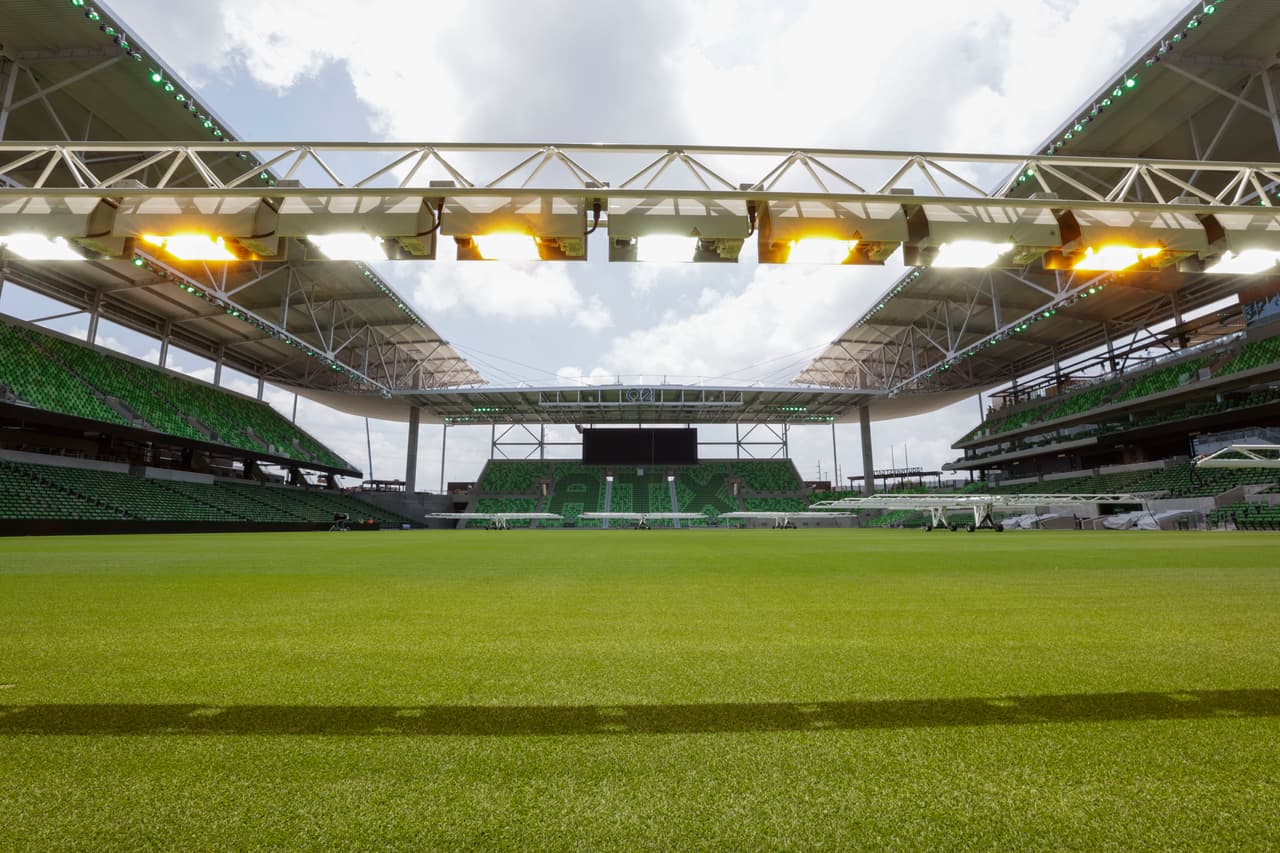 El césped crece bajo el primoroso cuidado de los empleados del Q2 Stadium.
<br>