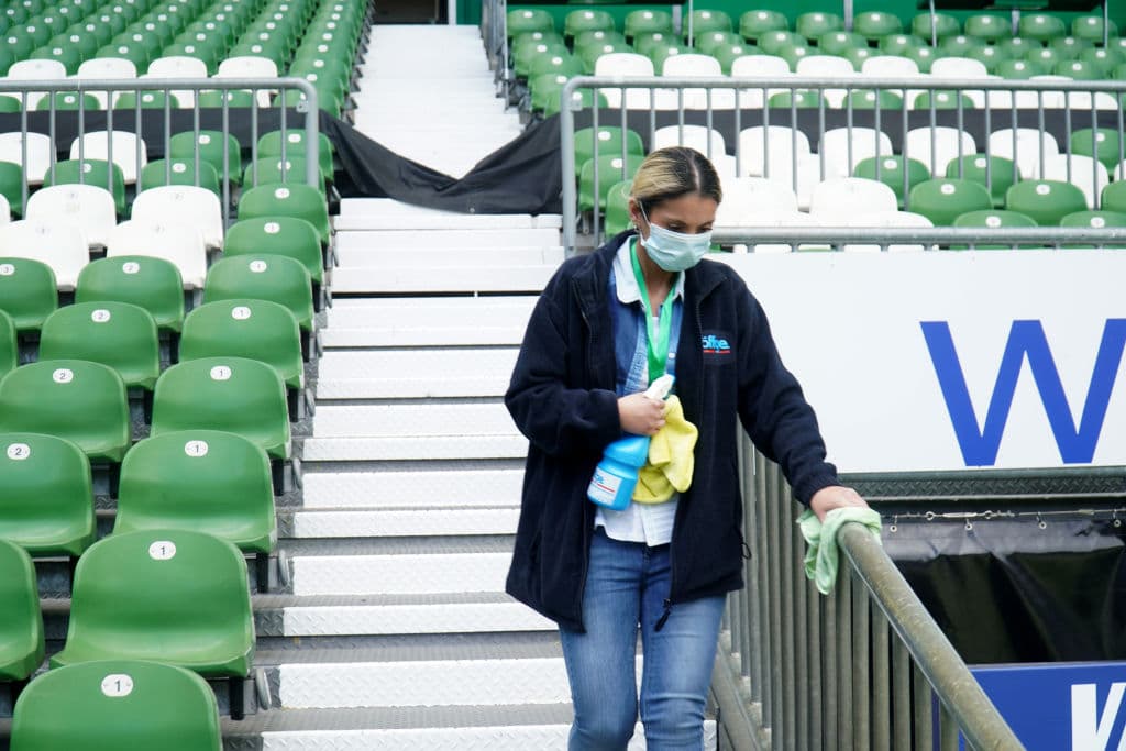 También los barandales y partes de la tribuna fueron desinfectados previo al arranque del juego.