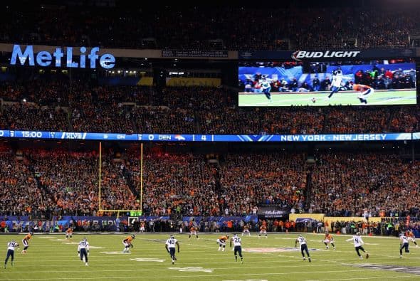 El kickoff del SUper Bowl XLVIII: El volado lo ganó Seattle y pidieron patear para en el segundo tiempo recibir.