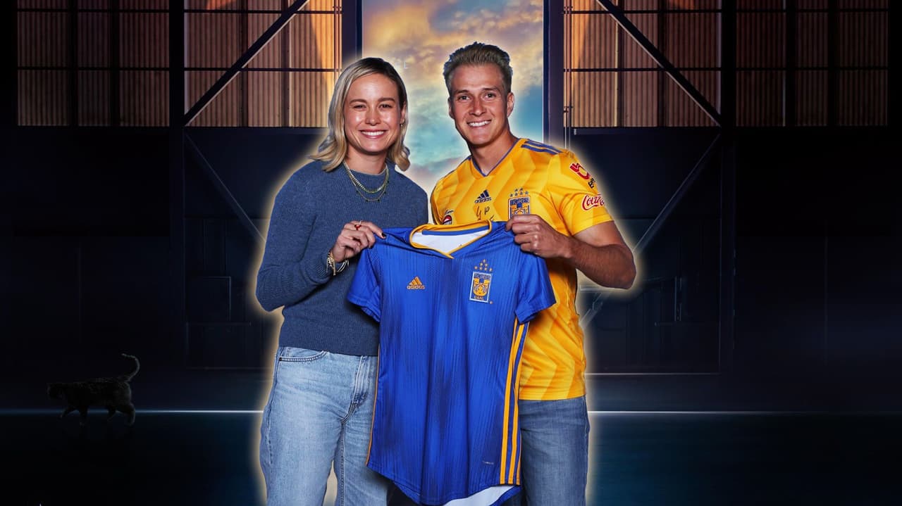 Actores de Avengers posan con fan de Tigres que ganó récord Guinness