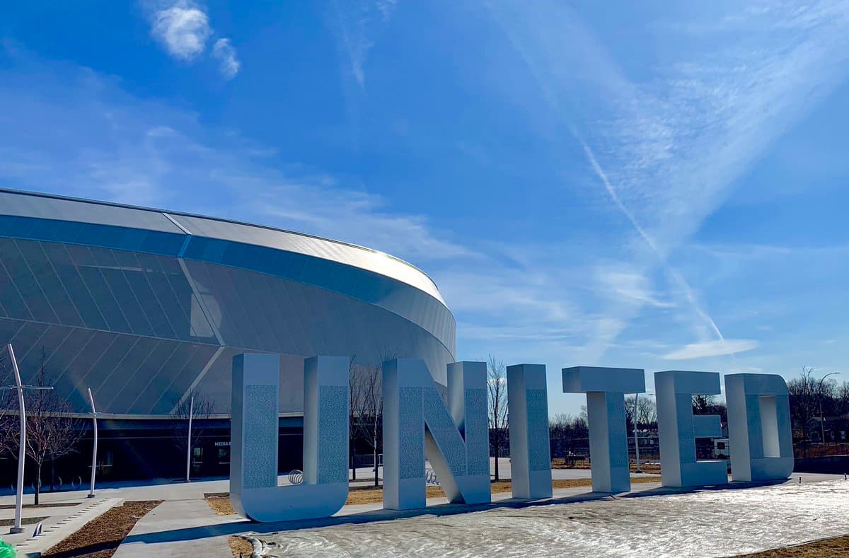 Los nombres de varios aficionados están inscritos en las letras de la palabra 'United' ('Unidos'), en el exterior del nuevo estadio.