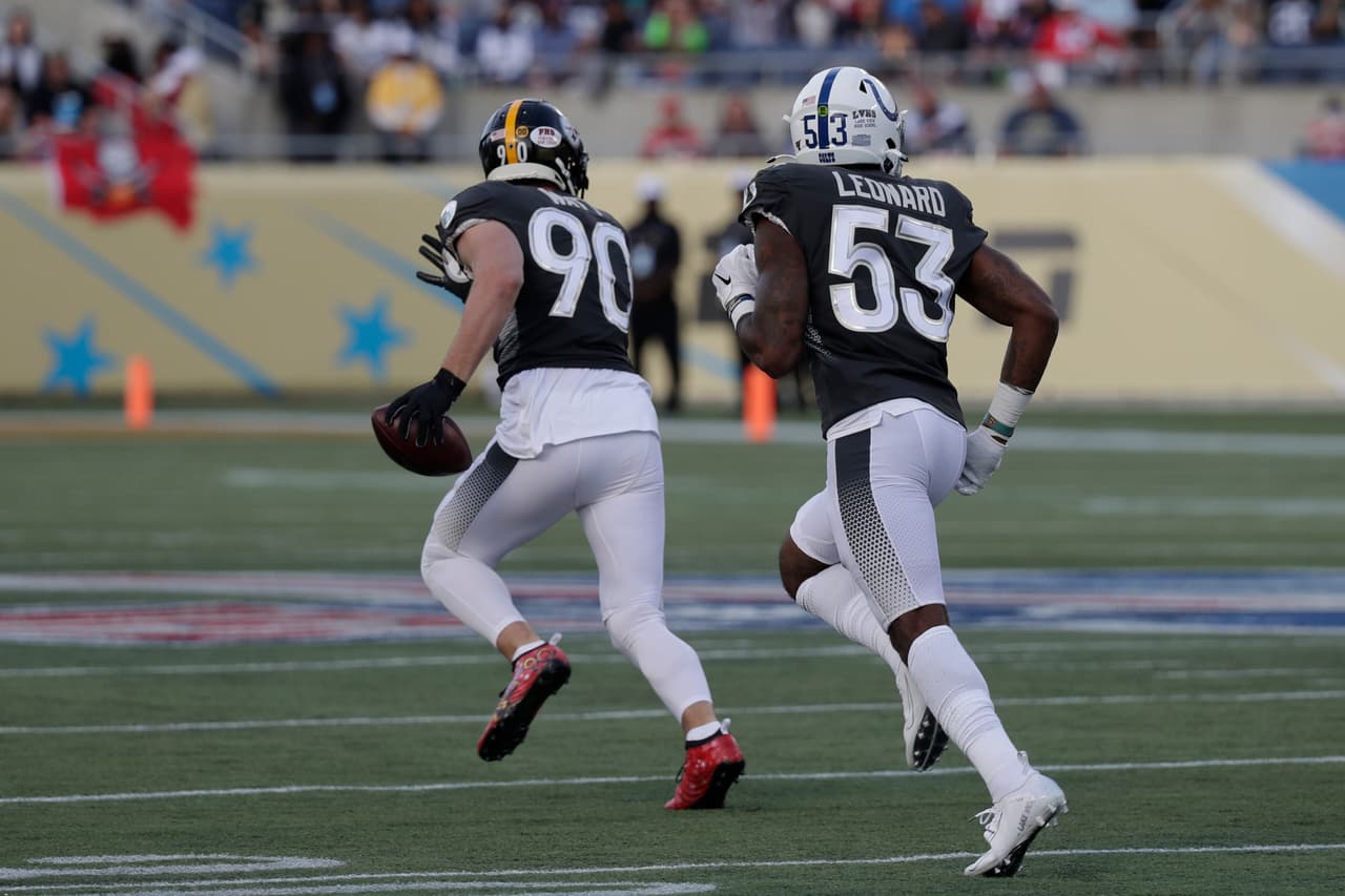T.J, Watt interceptó el balón y se encontró con campo abierto.