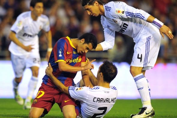 Pedro se vio enfrascado entre patadas y dimes y diretes con Ricardo Carvalho.