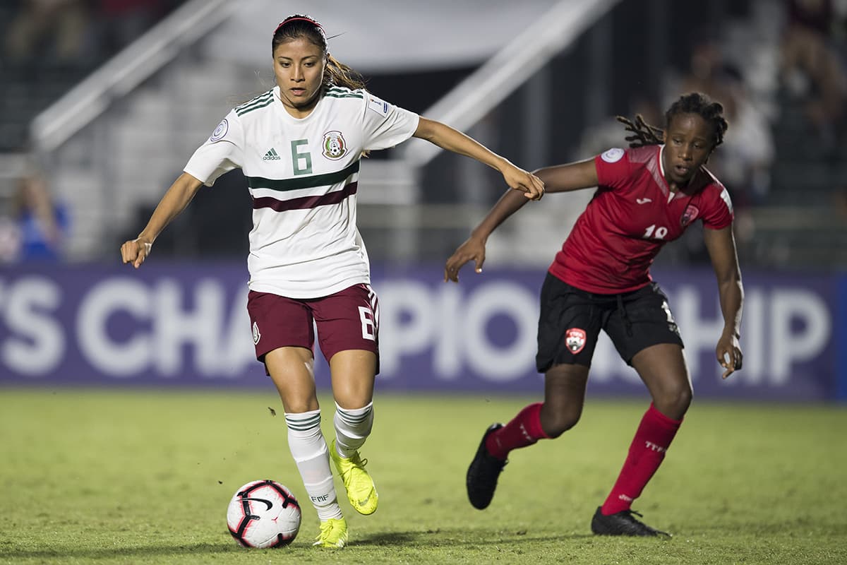 Nancy Antonio (izquierda) con el balón para la Selección Mexicana.