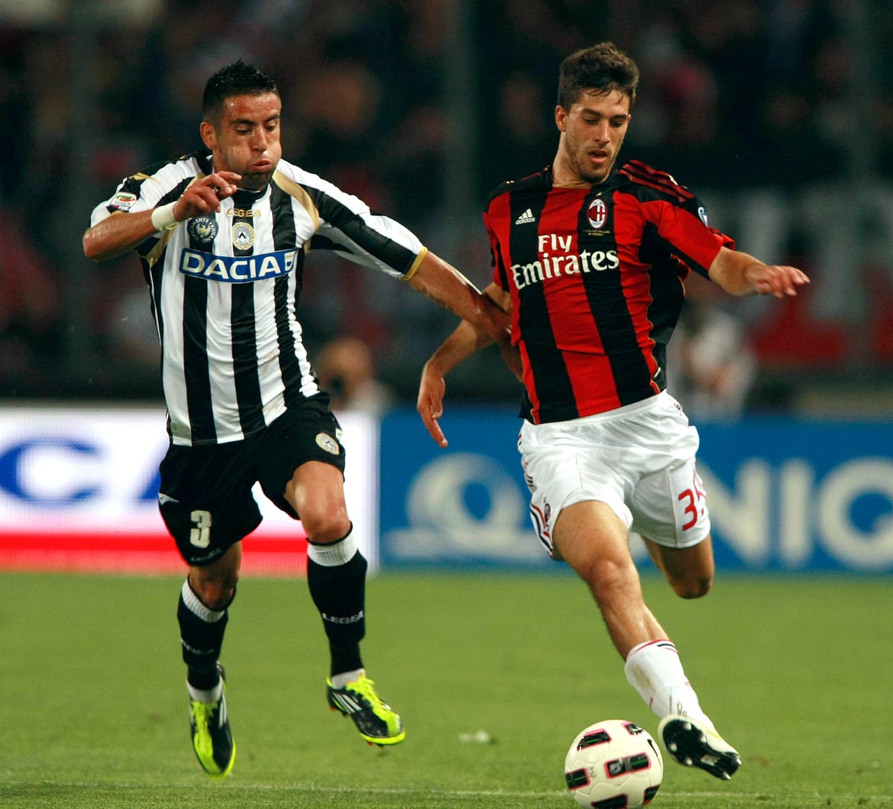 El español Didac Vila (der.) no tuvo un buen paso por Milán y cuando buscó salida en 2012 a Valencia una pubalgia frenó la llegada al club 'Ché'.