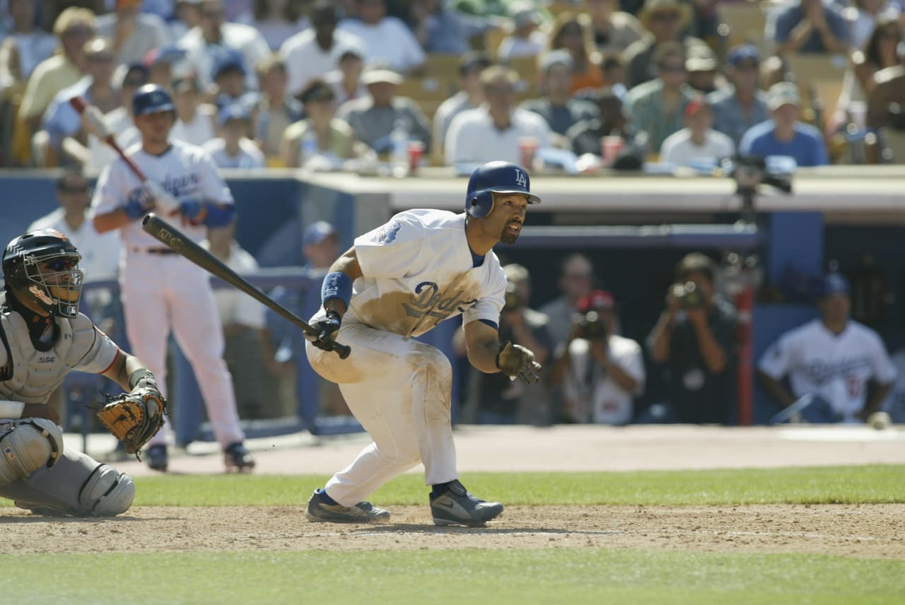 De 2002 a 2004 jugó para el equipo que hoy dirige, los Dodgers. Conectó 273 imparables con la novena del sur de California en su estadía.
