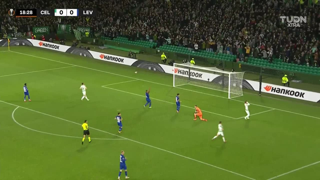 ¡TIRO ATAJADO! disparo por Kyogo Furuhashi.