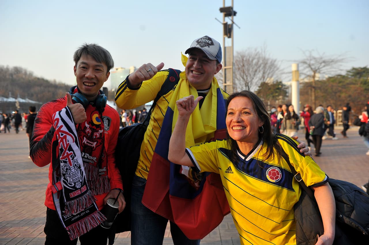 En Seúl, la selección Colombia cayó por 2-1 con la de Corea del Sur en el campo. Sin embargo, en los alrededores del Estadio Copa del Mundo y en sus tribunas la fiesta fue solo una entre los fanáticos de ambos países.