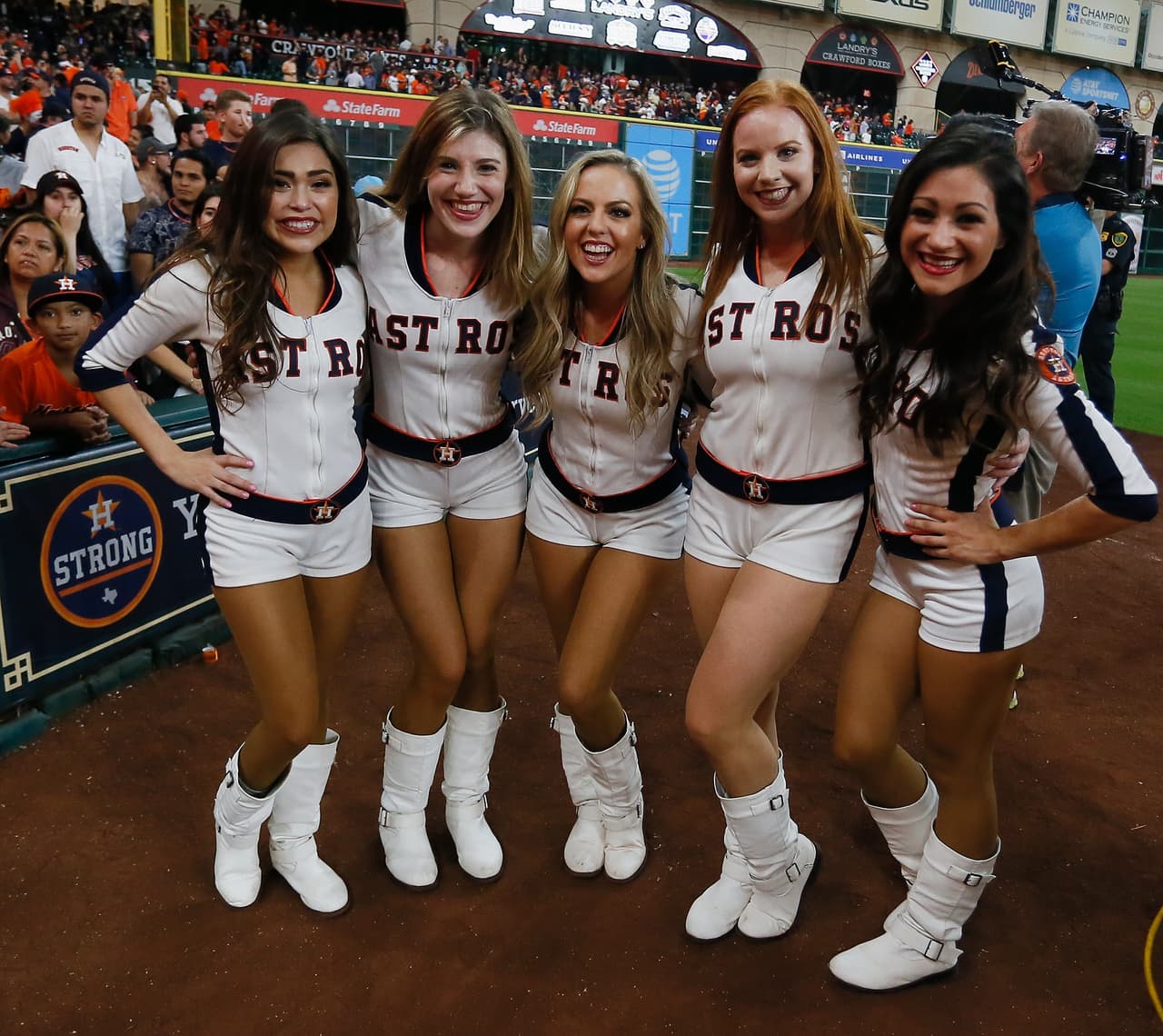La alegría y emoción se tomó a los todos los hinchas de Houston Astros campeón de la Serie Mundial, entre los más jóvenes y algunas bellas mujeres, en una celebración gigante.