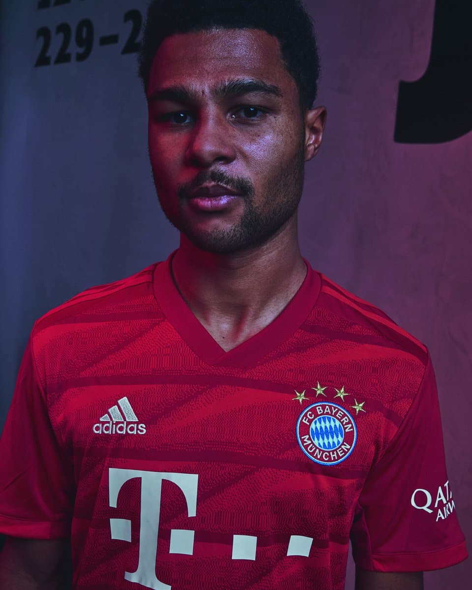 El Bayern Múnich ha hecho el lanzamiento de su nueva playera para la próxima temporada, la cual será estrenada en los últimos duelos del equipo: la Final de la DFB Pokal (ante RB Leipzig) y la jornada 34 de la Bundesliga en la que esperan confirmar su título con un triunfo ante Eintracht Frankfurt. El jersey vuelve a tener unas patrones en el fondo y a ser completamente roja, sin detalles azules oscuros.