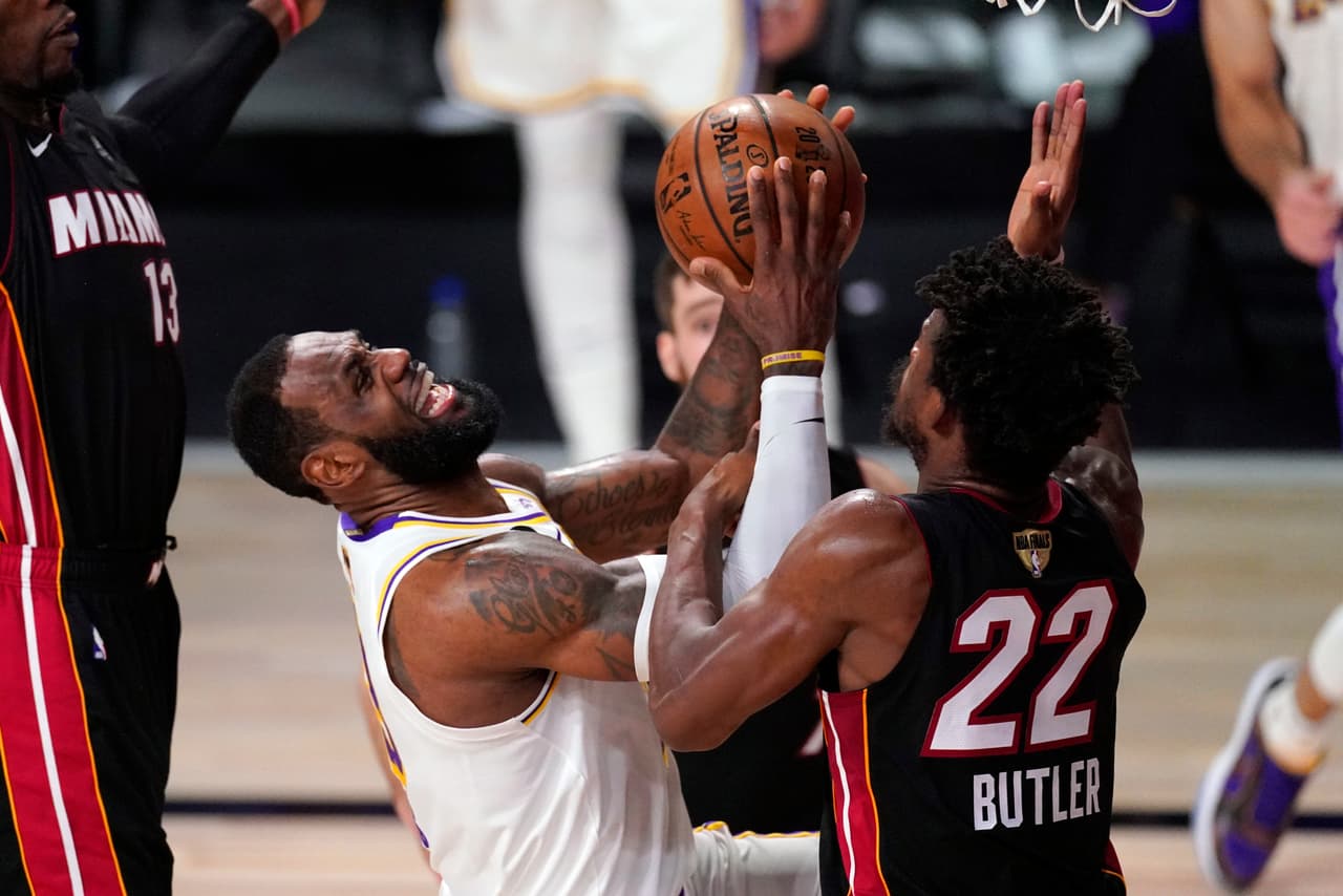 Los Lakers consiguen llevarse el sexto partido con un marcador de 106-93 sobre el Miami Heat, resuelven la serie y levantan el título número 17 de la franquicia.