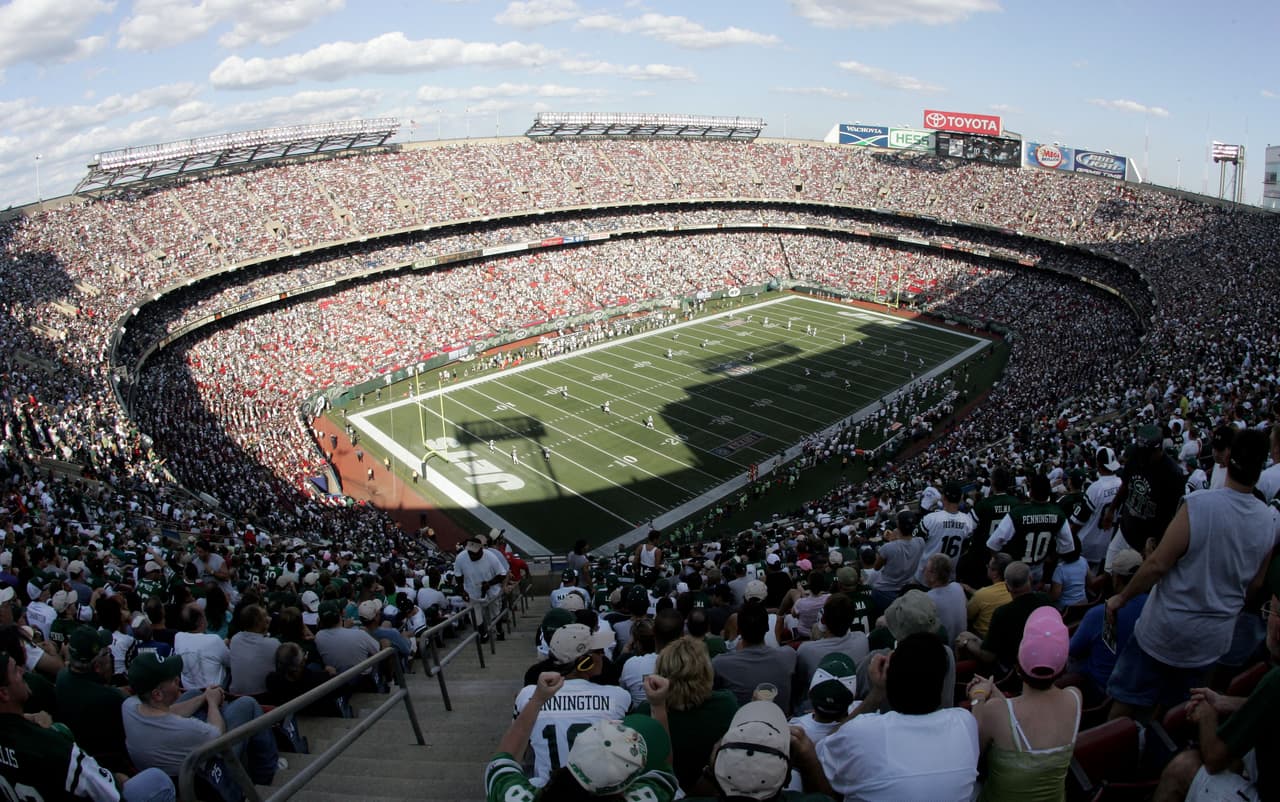 El viejo Giants Stadium en Nueva York tiene capacidad de 77 mil personas, en una ciudad que en la actualidad tiene dos equipos en la MLS.