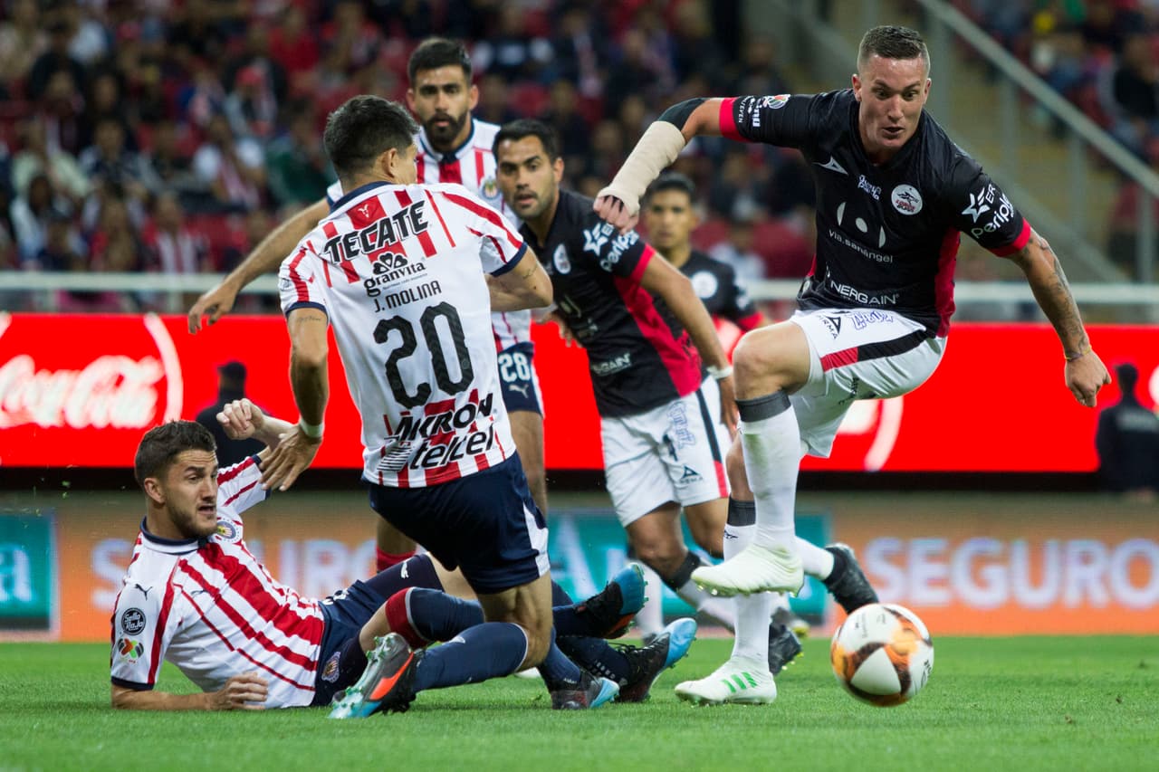 Con el paso de los minutos en el segundo tiempo, de forma aislada comenzó a acercarse Lobos BUAP con Leonardo Ramos (derecha) en el frente de ataque.