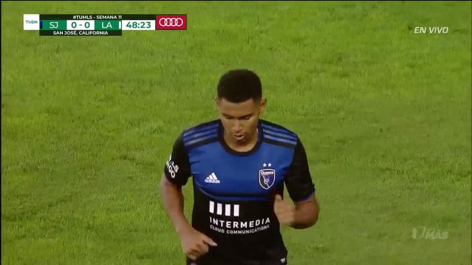 Tiro desviado de Cristian Pavón