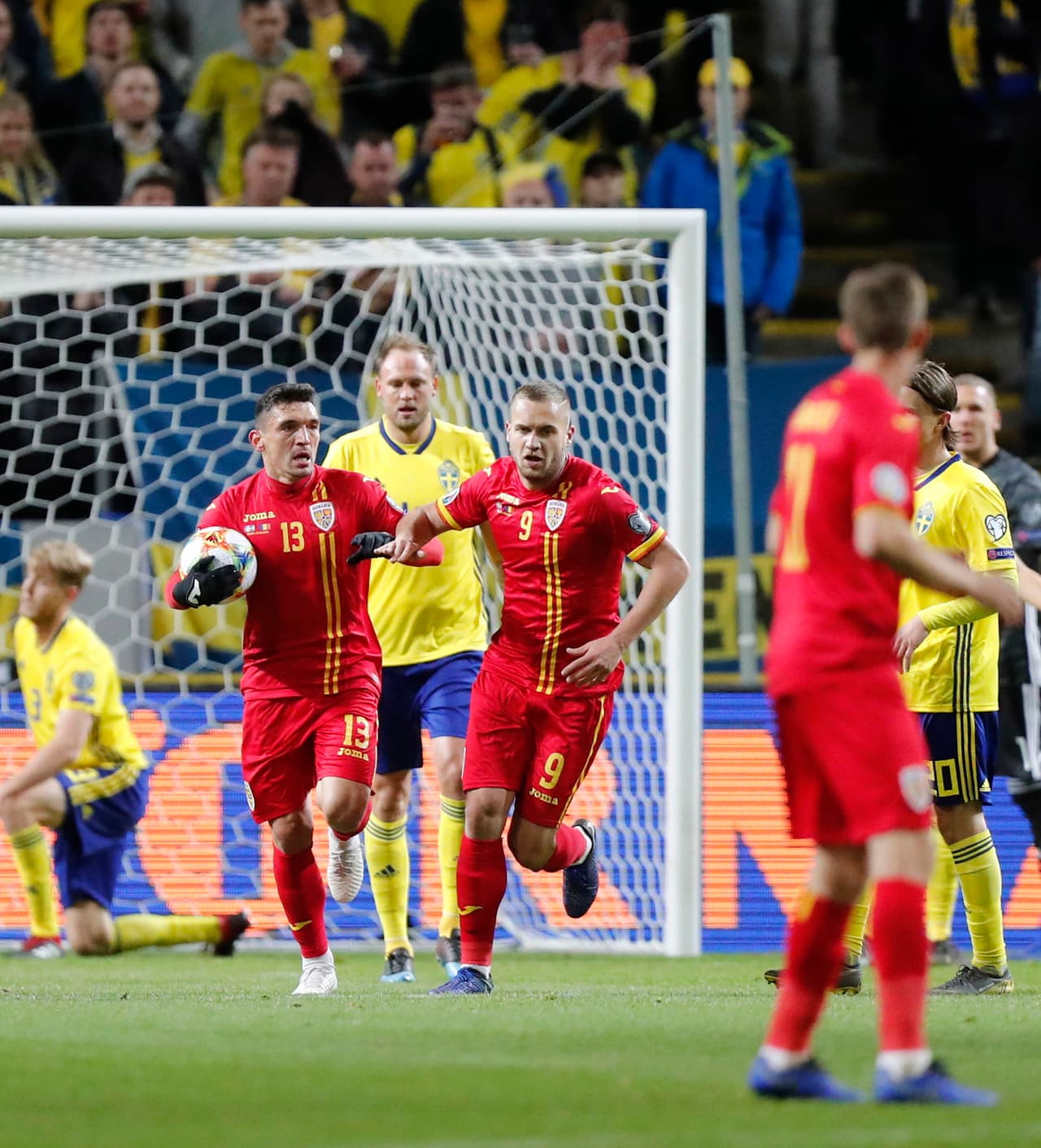 Fue Claudiu Keseru quien pudo batir al portero sueco con una definición de cabeza tras centro desde la banda derecha.