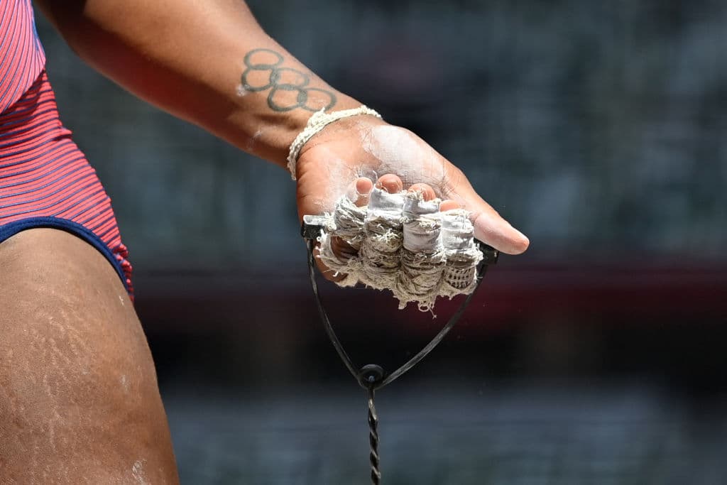 La lanzadora de martillo Berry muestra sus aros olímpicos en el brazo.