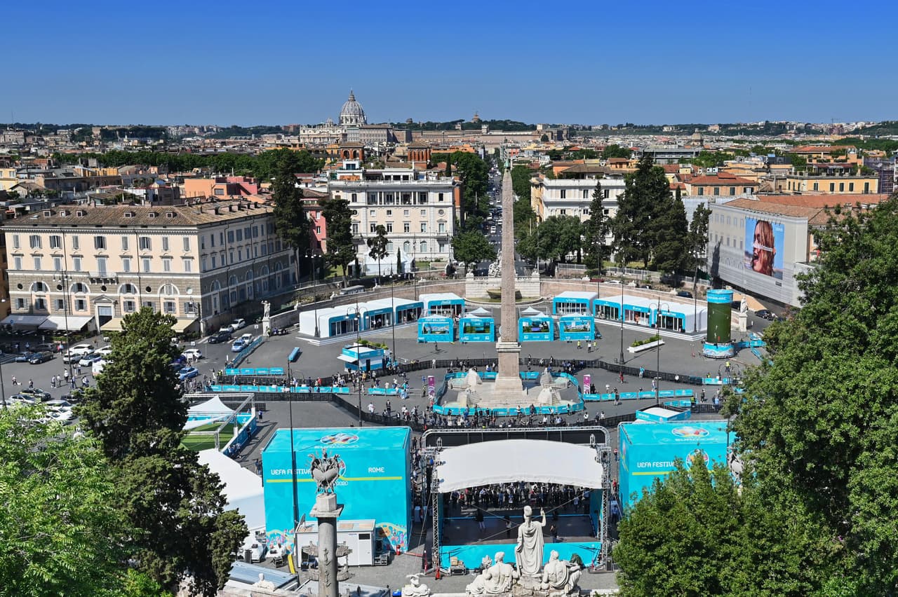 Así luce la fan zone oficial de la Euro en Roma que está ubicada en la Plaza del Popolo.