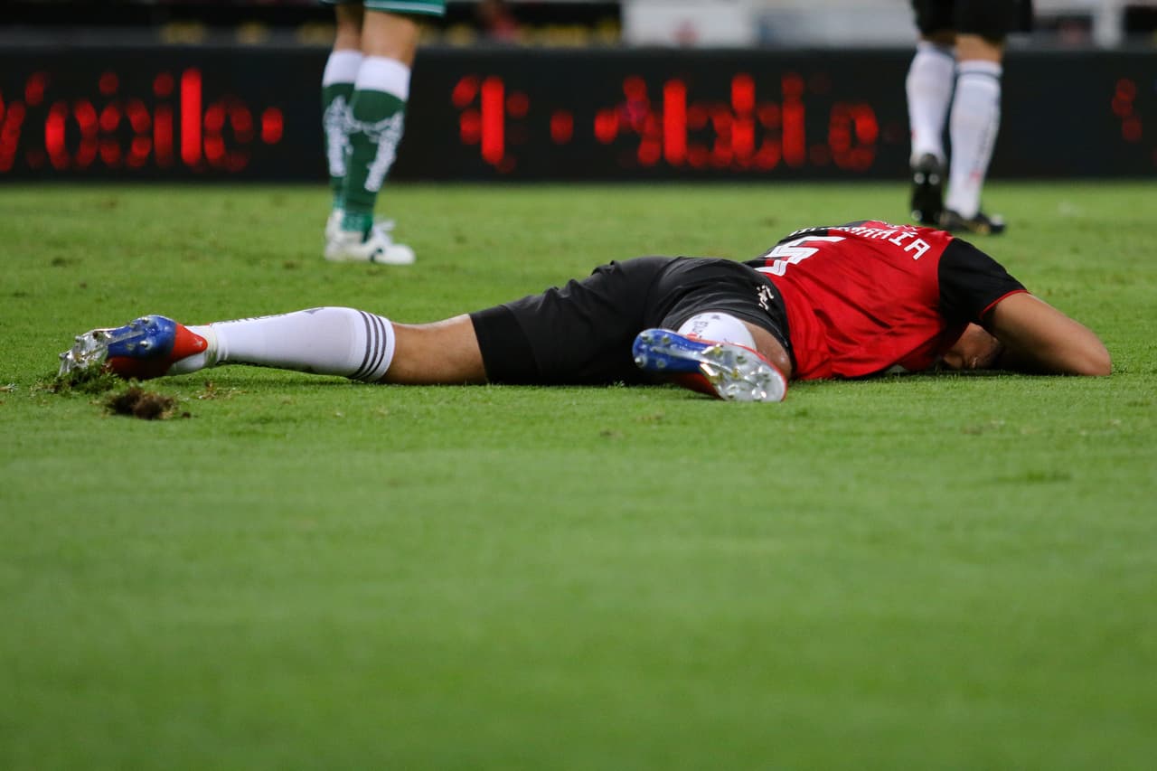 Con más ganas que cualquier cosa los jugadores de Atlas buscaban el gol pero terminaban sus jugadas en decepción.