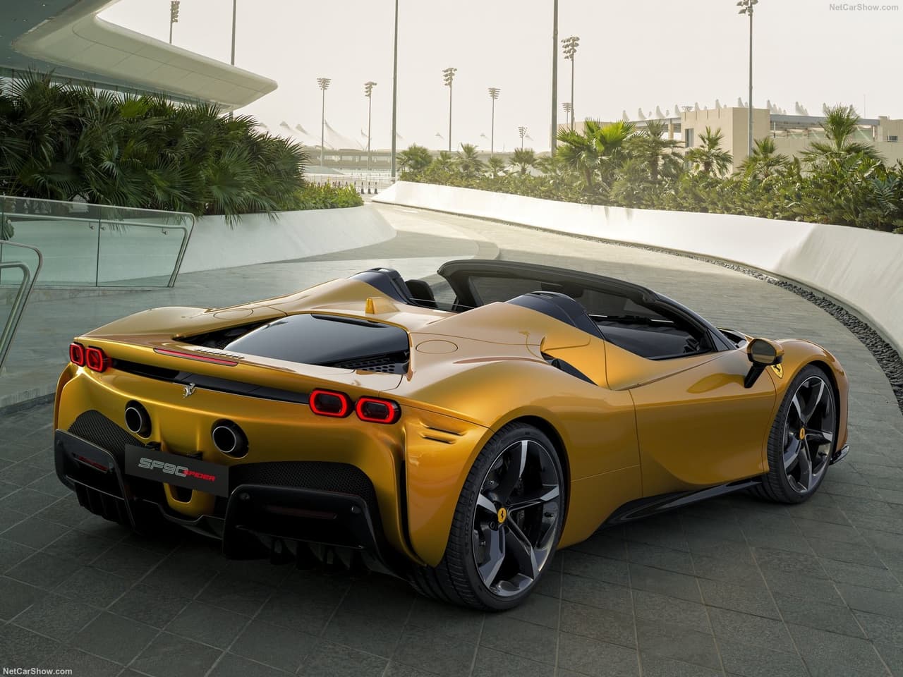 Su sistema de propulsión está compuesto por un motor
<b>V8 de 4.0 litros turbocargado y tres motores eléctricos</b>, dos de estos en el eje delantero y uno en el eje trasero, siendo así una unidad de tracción total.