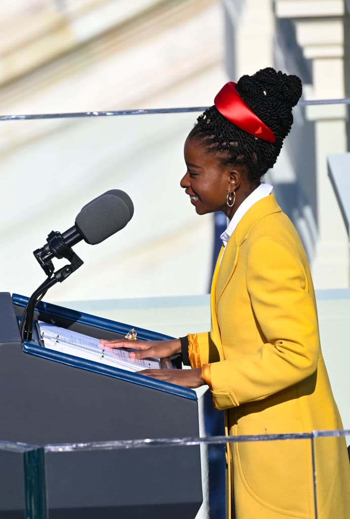 En la inauguración el 20 de enero, leyó un poema original titulado ‘The Hill We Climb’, que pide unidad y sanación de la nación.