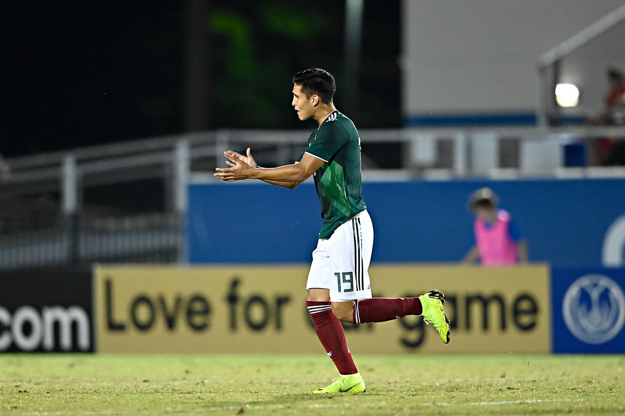 A los 66 minutos Macías se encargó de convertir el penalti para darle ventaja de 2-1 a México con un buen trecho por delante en el encuentro.