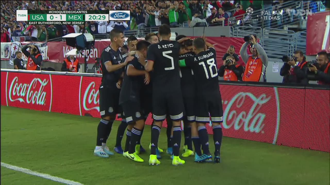 ¡Fútbol champagne! Túnel del Tecatito y golazo del Chicharito