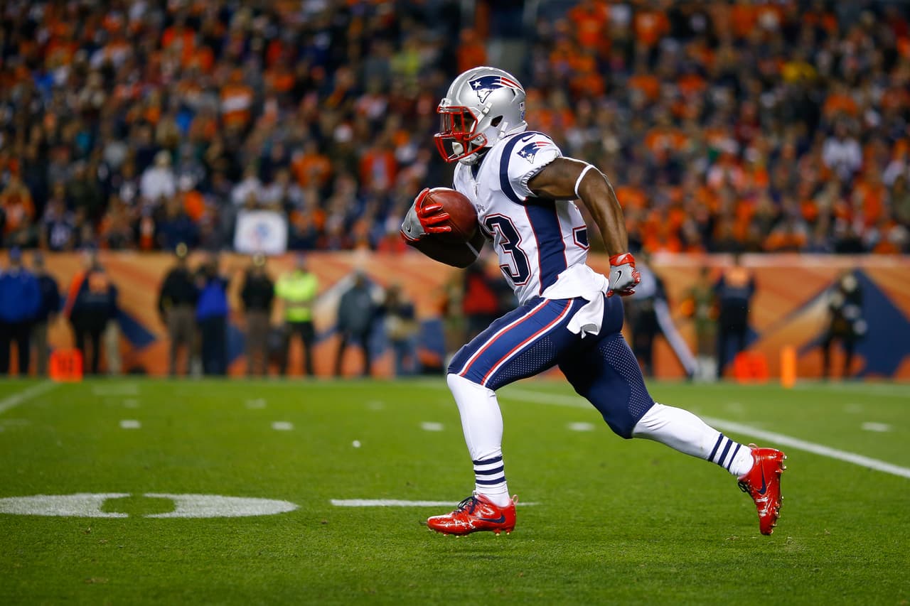 Dion Lewis: El éxito de la ofensiva de Patriots radica en la inmensa cantidad de opciones con las que cuentan. Lewis ha sumado 326 yardas terrestres con 3 anotaciones.