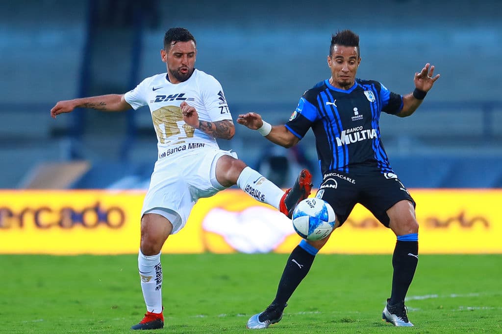 Conforme iban pasando los minutos los Gallos Blancos iban apoderándose más y más del escenario, del balón, de las acciones y de la confianza.