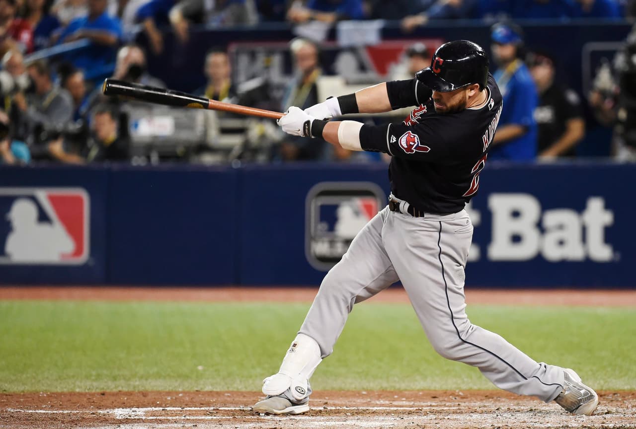 Indios vencen 4-2 a Azulejos y están a un paso de la Serie Mundial