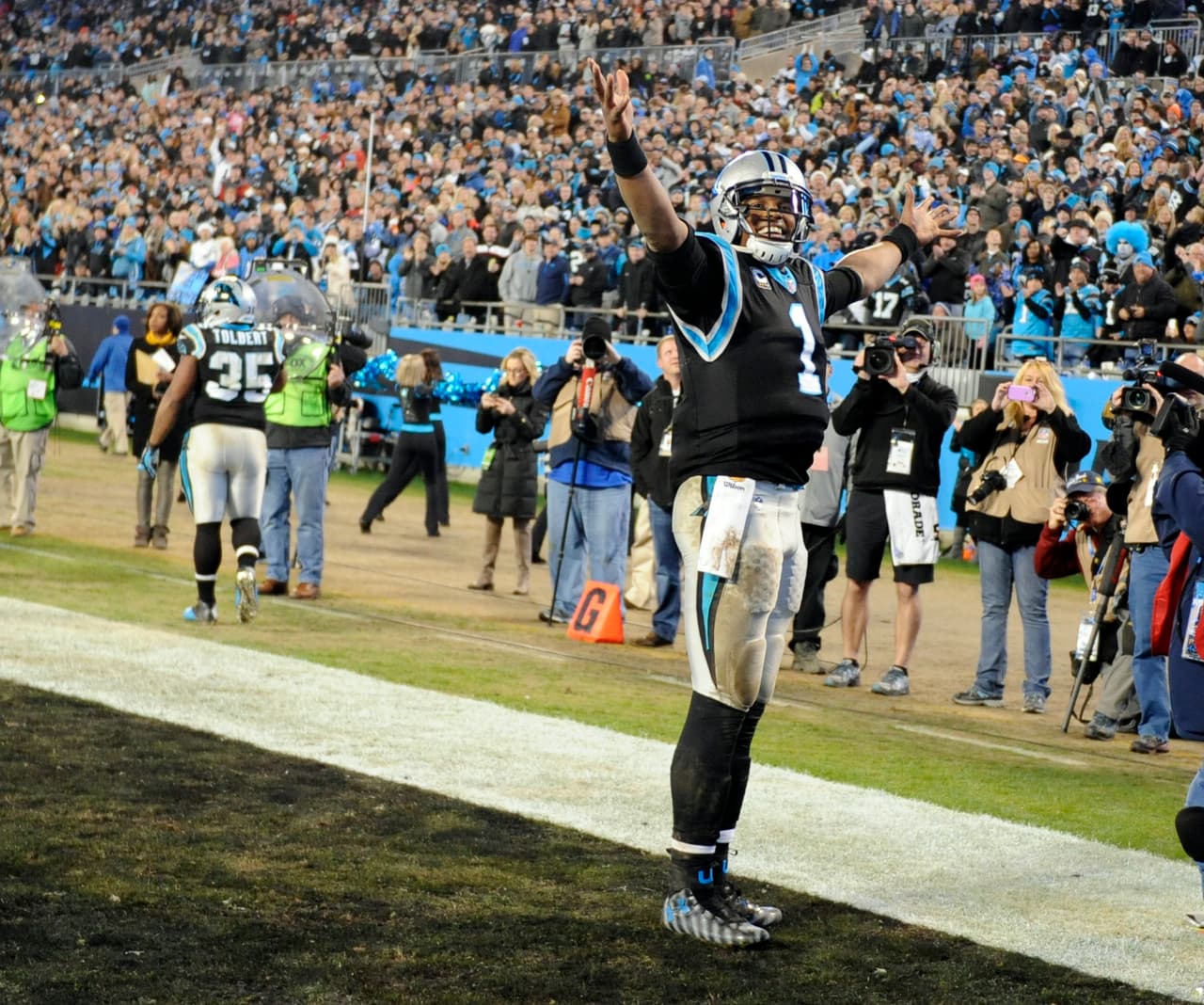 3.- El quarterback de Carolina CAM NEWTON pasó para dos touchdowns y corrió para otros dos touchdowns en la victoria de los Panthers sobre Tampa Bay.