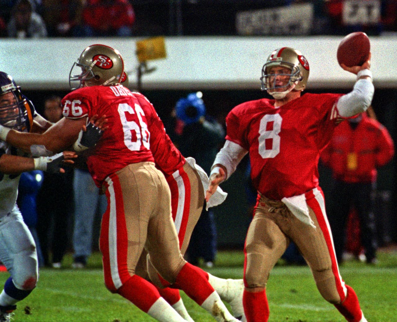 Con ello, Newton llegó a 31 veces en su carrera con al menos un pase de touchdown y un acarreo para touchdown en el mismo juegos, empatando al miembro del Salón de la Fama STEVE YOUNG como líder en esta categoría en la historia de la NFL. Newton llegó a esta marca en el partido 78 de su carrera, mientras que Young disputó 169 encuentros en su carrera en la NFL.