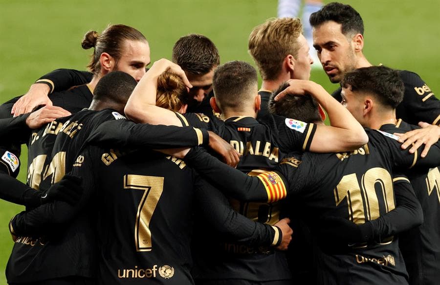 Barcelona propina goliza a la Real Sociedad con un marcador de 6-1. Griezmann abrió el marcador para los culés, seguido de Sergiño Dest, quien se lució con doblete al igual que Leo Messi y Dembelé cerró con broche de oro al minuto 71. El único tanto de los blanquiazules fue por parte de Ander Barrenetxea al minuto 77 en la J28 de LaLiga.