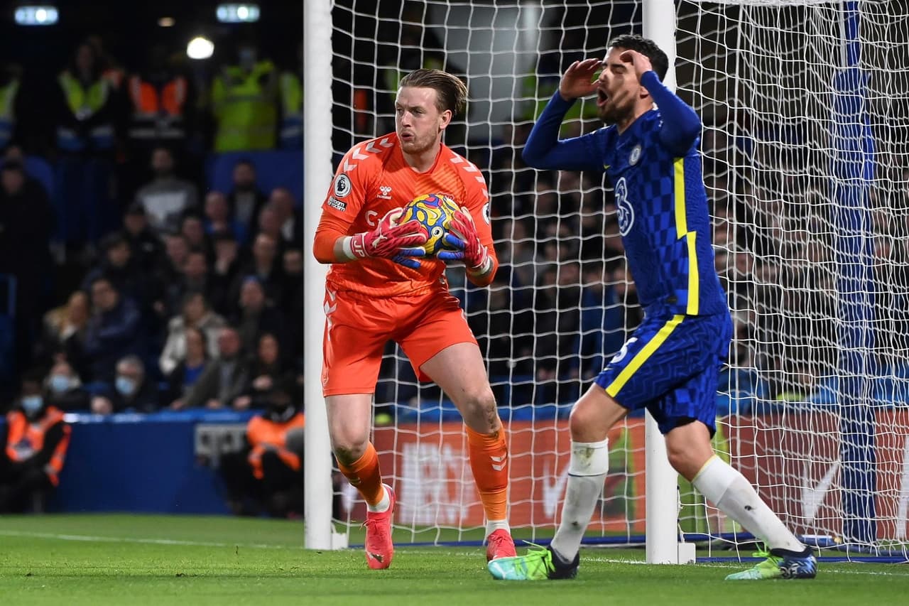 Chelsea y Everton empatan 1-1 en Stamford Bridge. Mason Mount abrió el marcador para los 'Blues', pero Jarrad Branthwaite igualó el encuentro y reparten puntos durante la J17 en la Premier League. Los de Tuchel se alejan de la cima y ya son terceros en la tabla.