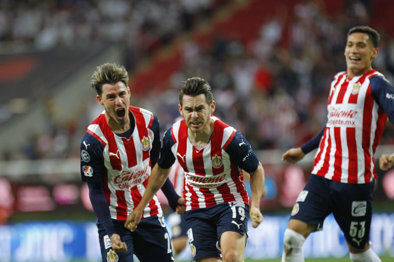 Chivas ligó su segundo triunfo consecutivo y con ello se metió de lleno en la pelea por un boleto a la fiesta grande del Grita México C22. Golazos de ‘Canelo’ Angulo y Pável Pérez.