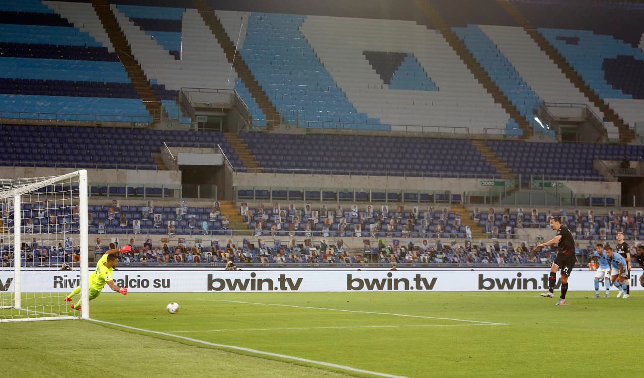 Un par de minutos después, el colegiado marcó la pena máxima en contra de Lazio; el balón golpeaba el brazo de Radu.