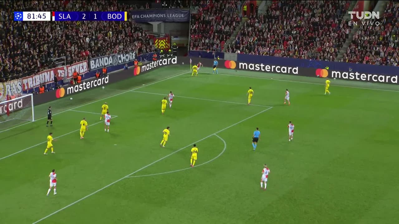 ¡CERCA! Lukás Provod disparó que se estrella en el poste.