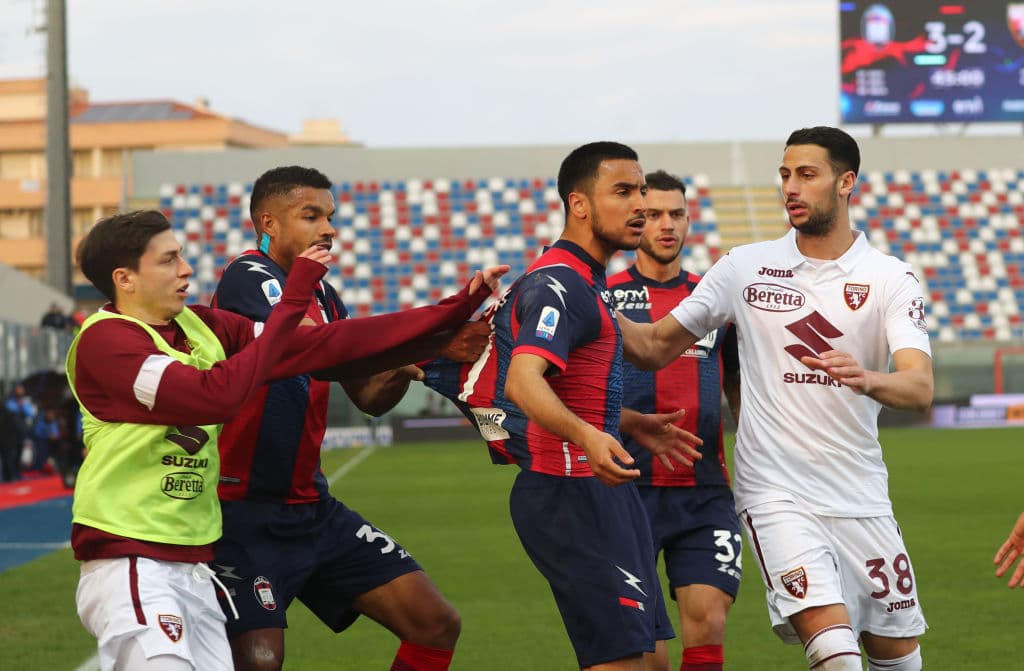 Crotone se impone 4-2 al Torino durante la Jornada 26 de la Serie A. Nwanko anotó doblete, mientras que Reca y Ounas se encargaron de las anotaciones ya al final del encuentro para los 'Tiburones', mientras que Mandragora y Sanabria fueron los que dieron dos tantos a su equipo.