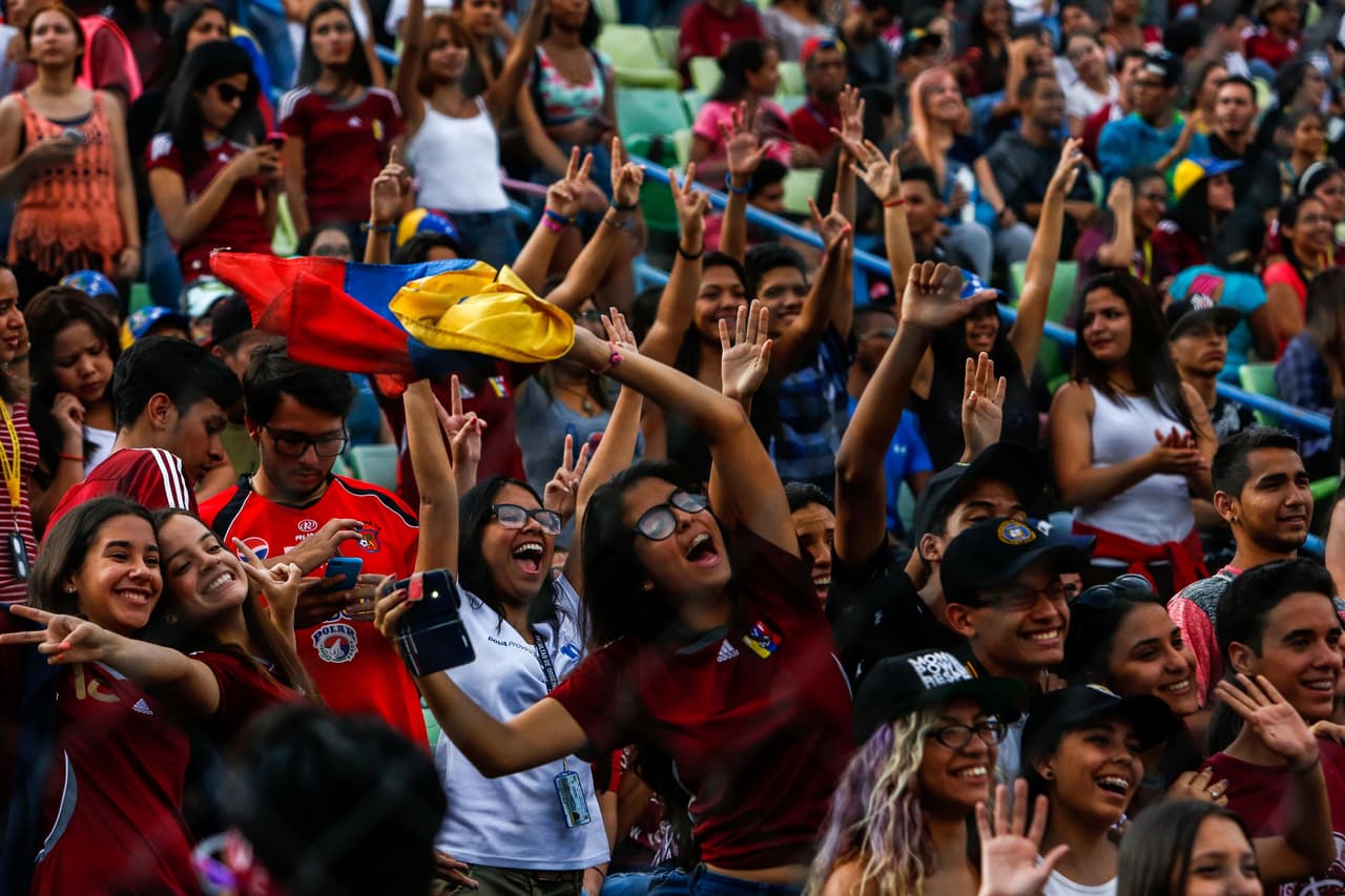 CAR220. CARACAS (VENEZUELA), 13/06/2017.- Fanáticos venezolanos participan en un homenaje a la selección Sub'20 de fútbol hoy, martes 13 de junio de 2017, en Caracas (Venezuela). Miles de venezolanos homenajearon este martes a los jugadores de la plantilla Sub'20 de su país, que obtuvo el subcampeonato en el Mundial de la categoría que se disputó hasta el pasado 11 de junio en Corea del Sur, con un multitudinario acto en el estadio Olímpico de la Universidad Central de Venezuela (UCV), en Caracas. EFE/CRISTIAN HERNÁNDEZ