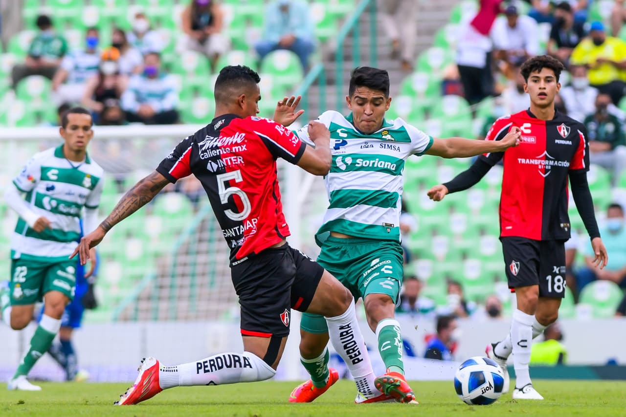 Julián Quiñones adelantó al conjunto visitante al minuto 25, pero Santos no se quedó de brazos cruzados y al minuto 69 Félix Torres se encargó de firmar el empate 1-1.